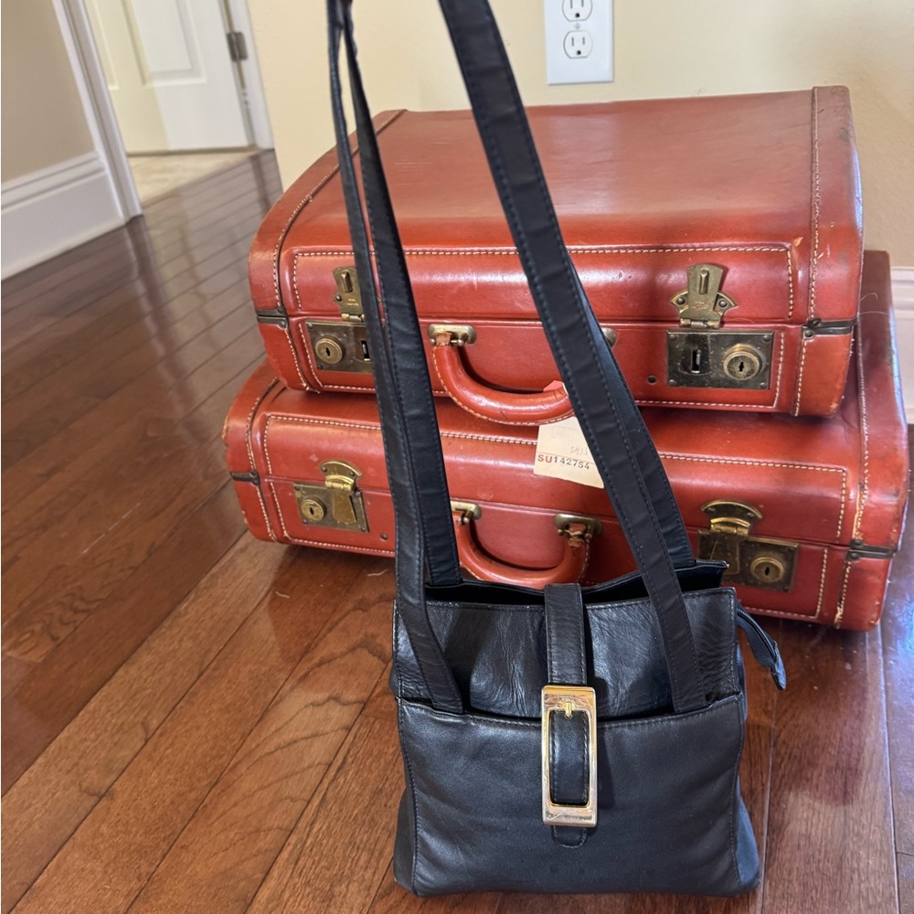 Laura Scott Black shoulder bag with front and back outer pockets, snap closure. - Picture 11 of 12